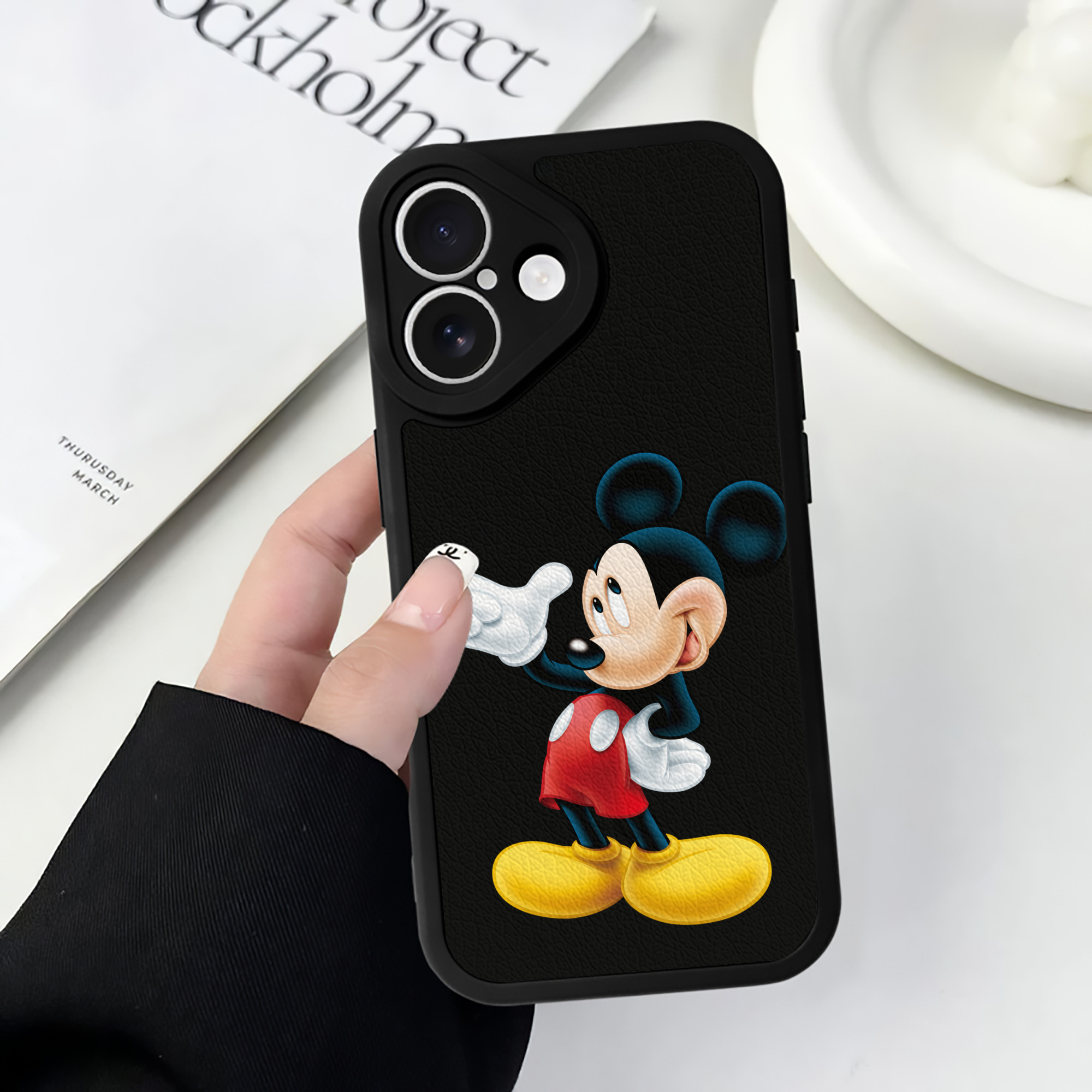 （画像用） ミッキーマウス Mickey Mouse 【iPhone 16シリーズ対応】シリコンスマホケース（レザー調） 材質：シリコン